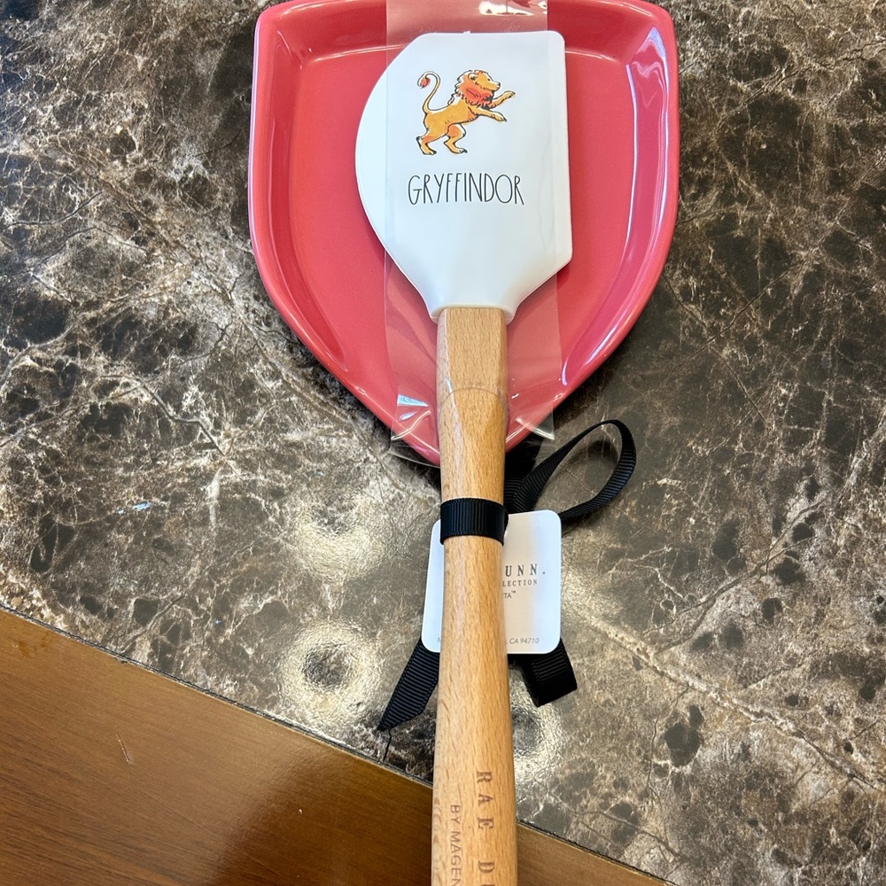 FINAL PRICE NWT rae dunn Harry Potter Gryffindor spatula and spoon rest!